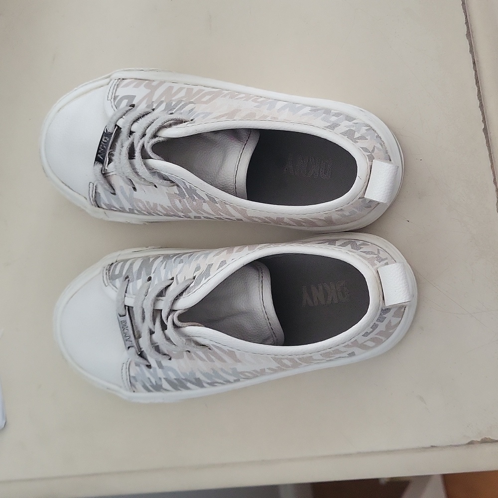 Girls sneakers